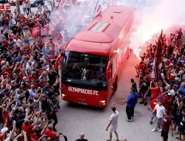 Φάληρο: Πλήθος κόσμου αποθέωσε τον πρωταθλητή Ευρώπης στο πόλο Ολυμπιακό! (φωτό, βίντεο)